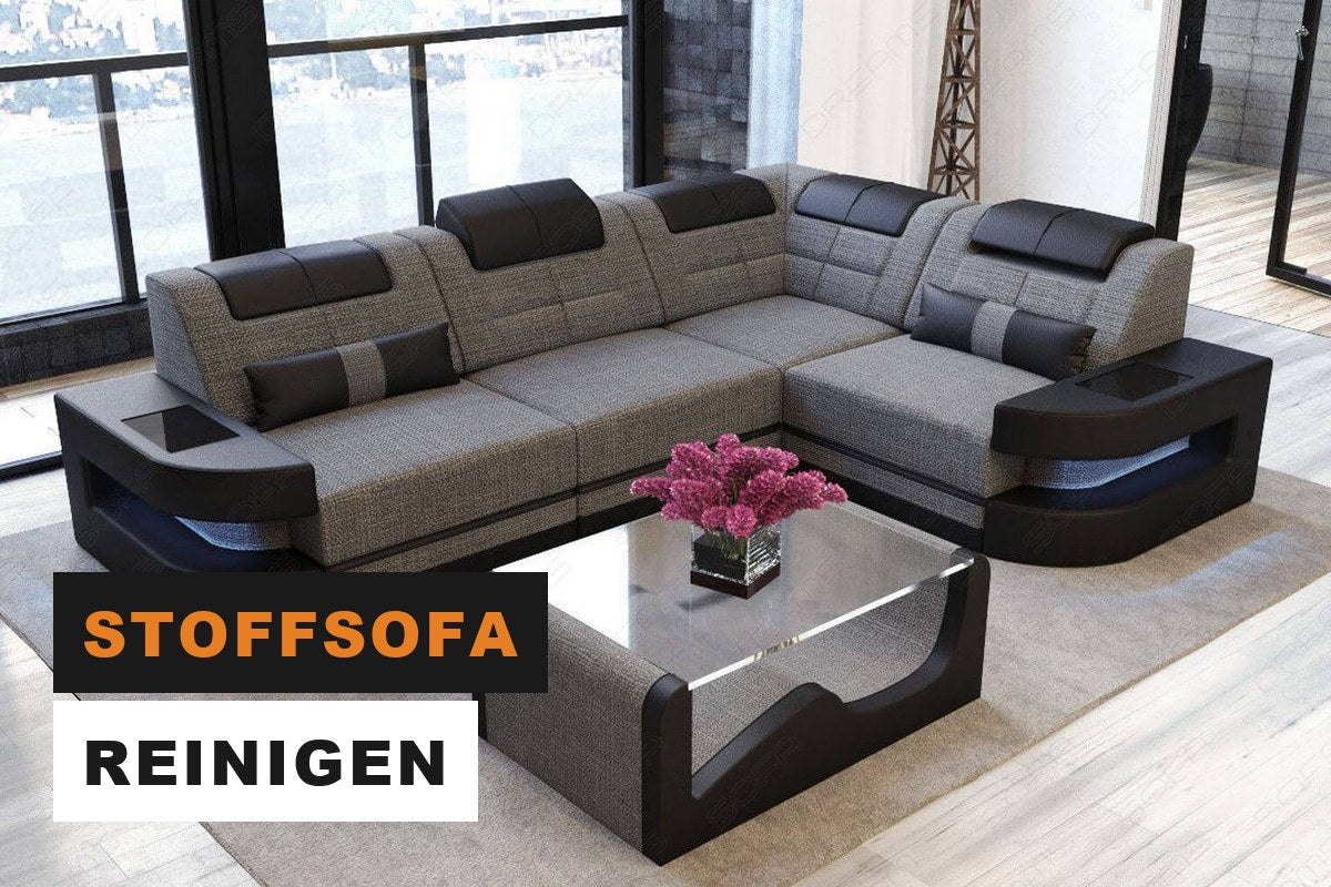 Graues Stoffsofa mit Strukturstoffbezug in einem modernen Wohnzimmer