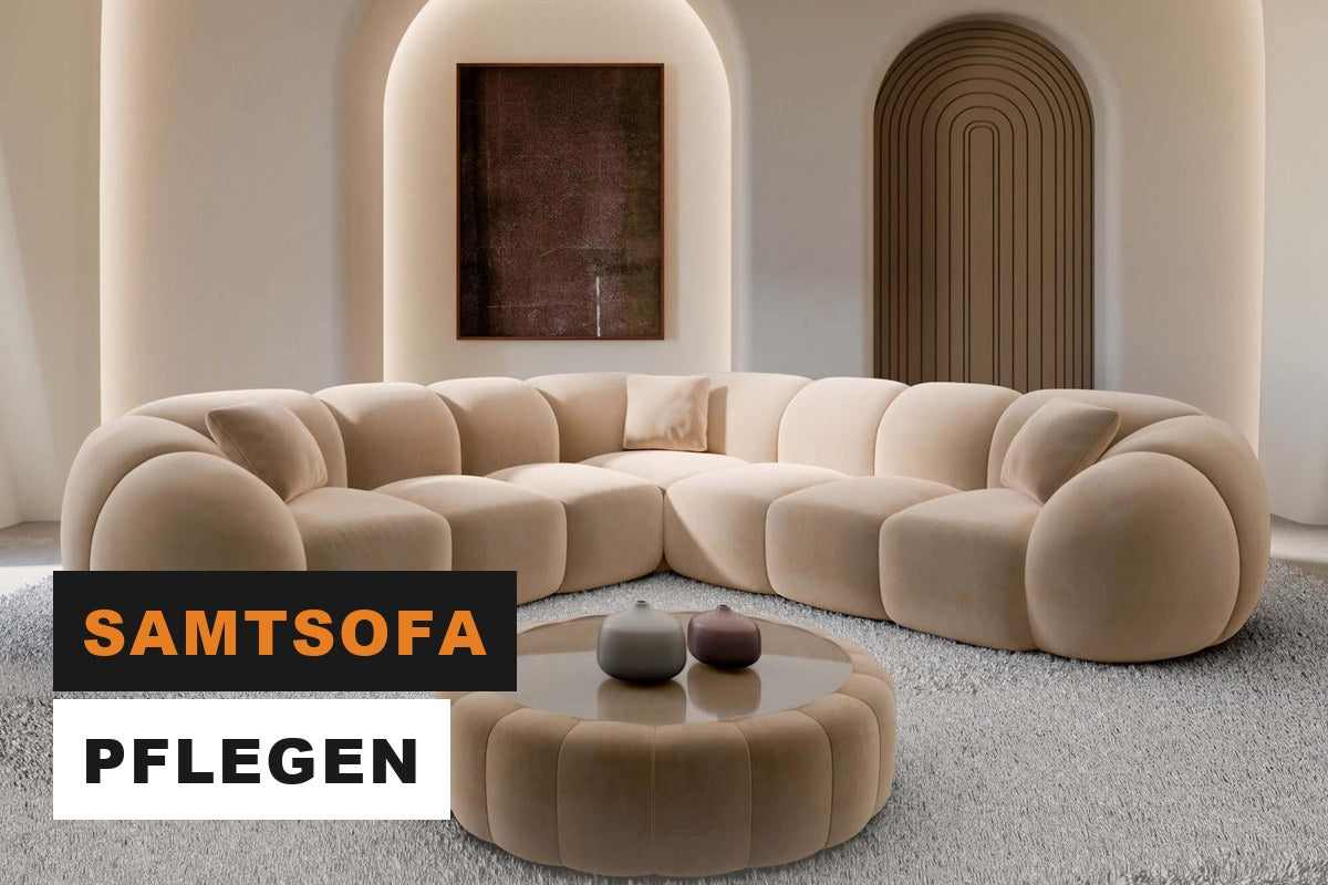 Beiges Samtsofa mit changierendem Flor in einem stilvollen Wohnzimmer