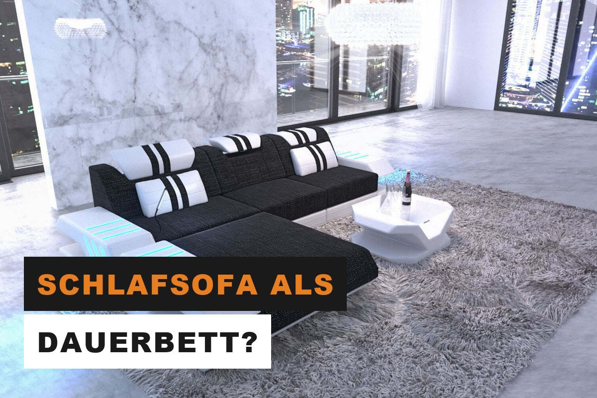Dunkelgraues Stoffsofa in L-Form mit Beleuchtung in einem Wohnzimmer