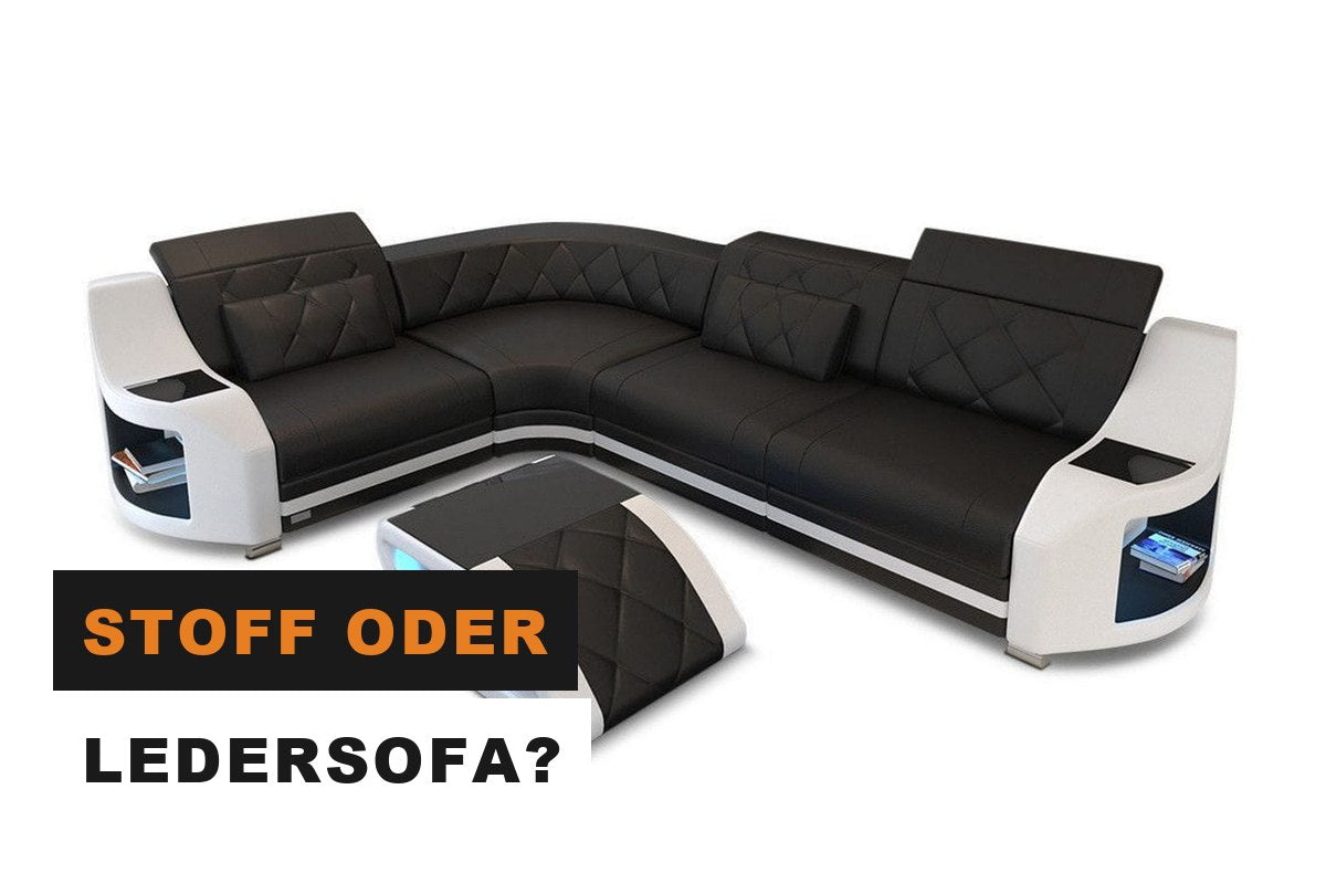 Schwarz-weißes Ledersofa in L-Form in einem hellen, modernen Wohnraum