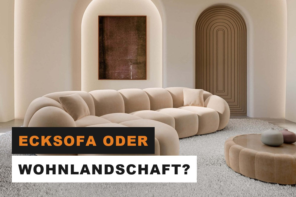Beiges Samt-Ecksofa in L-Form in einem stilvollen Wohnzimmer
