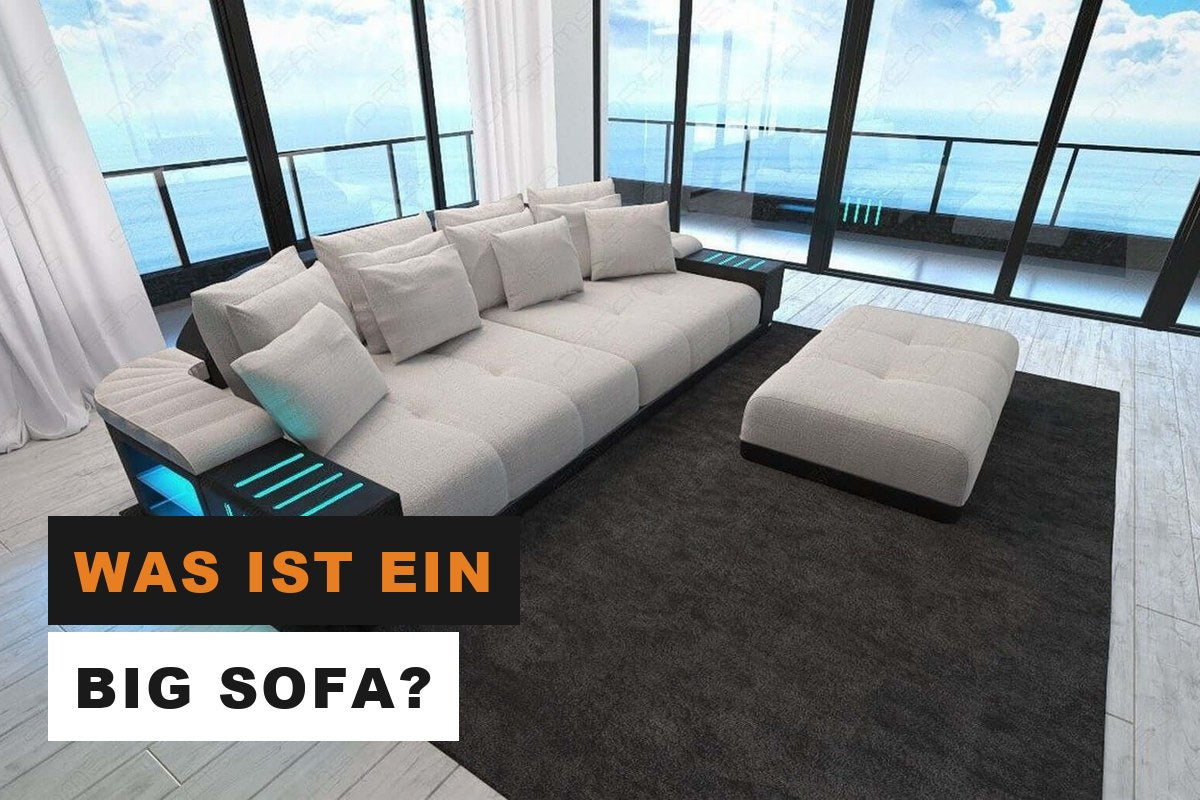 Großes Big Sofa aus Stoff mit vielen Kissen und Beleuchtung im Wohnzimmer
