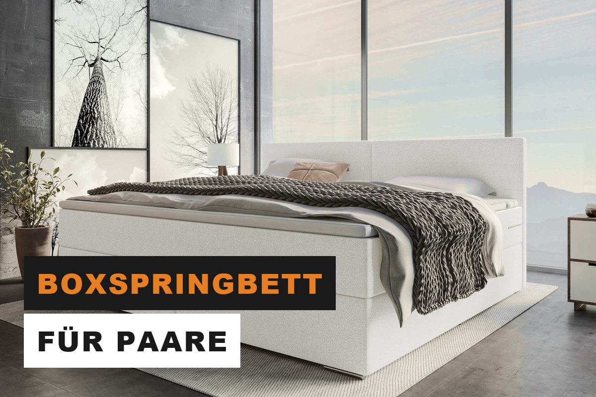 Breites Boxspringbett als Familienbett mit hohem Kopfteil im Schlafzimmer