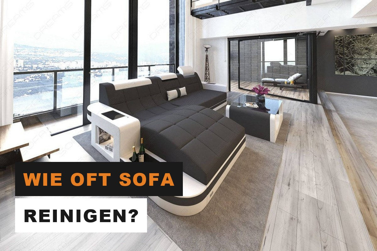Helles Stoffsofa in L-Form mit Beleuchtung in einem gepflegten Wohnzimmer