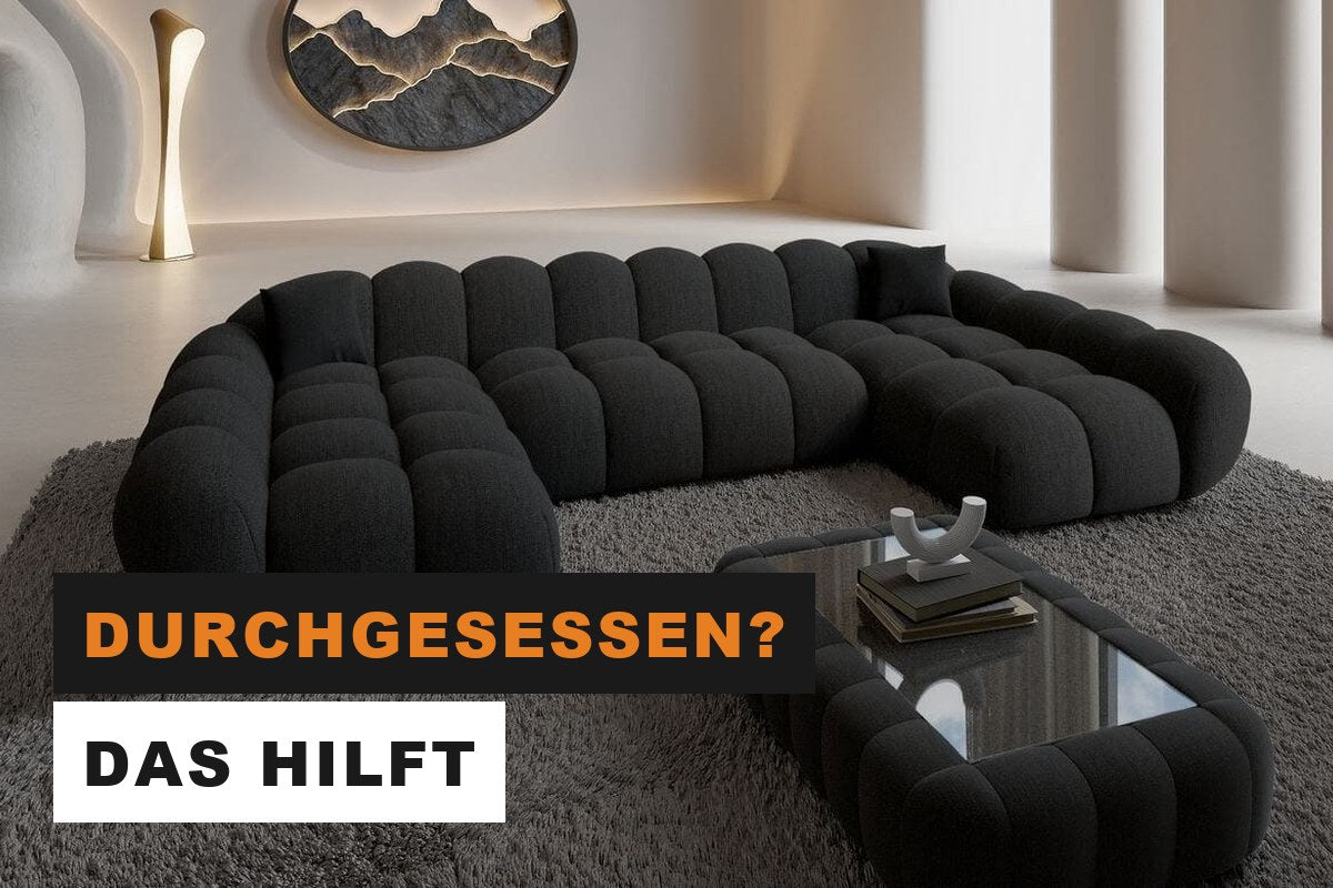 Schwarzes Polstersofa in U-Form in einem großen, modernen Wohnzimmer