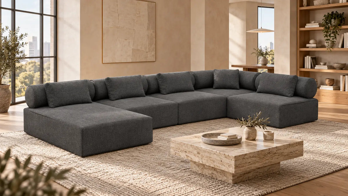Dunkelgraues Laguardia Sofa in U-Form in einem warm gestalteten modernen Wohnzimmer