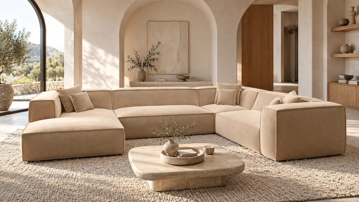 Beigefarbene Liranda Wohnlandschaft in U-Form in einem hellen, modern gestalteten Wohnzimmer
