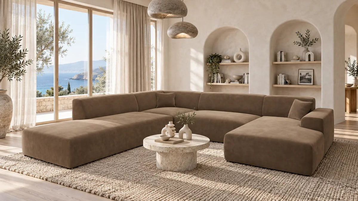 Braune Mallorca Lounge-Wohnlandschaft in U-Form in einem hellen Wohnzimmer im mediterranen Stil