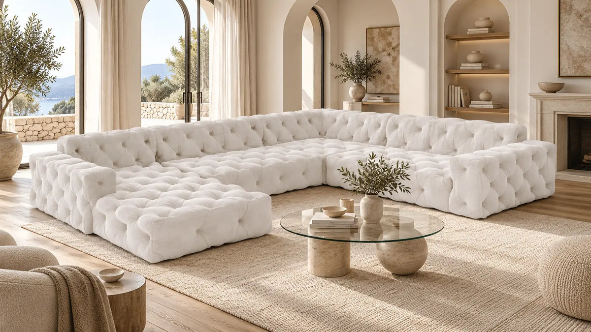 Weiße Menorca Wohnlandschaft in U-Form mit Chesterfield-Steppung in einem hellen Wohnzimmer