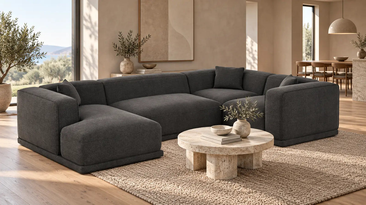 Dunkelgraue Merida Wohnlandschaft in U-Form in einem warmen modernen Wohnzimmer
