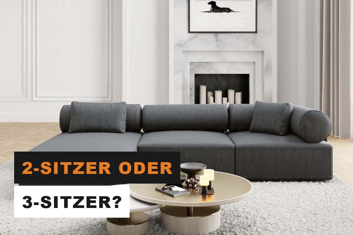 Anthrazitfarbenes Stoffsofa in einem modernen, hellen Wohnzimmer