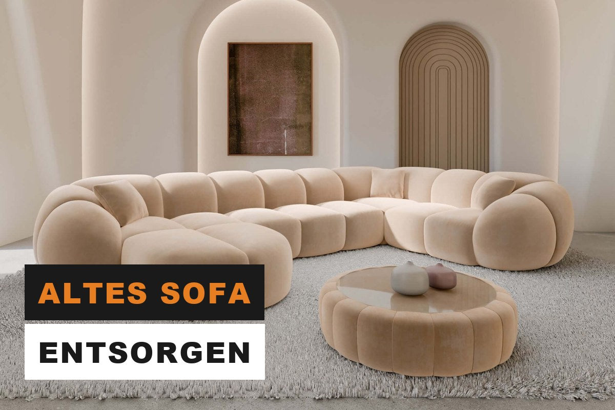 Beige Stoff-Wohnlandschaft in einem hellen, modernen Wohnzimmer