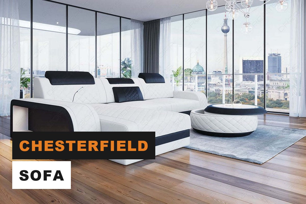 Elegantes Ledersofa mit Steppung in Schwarz und Weiß in einem Wohnzimmer
