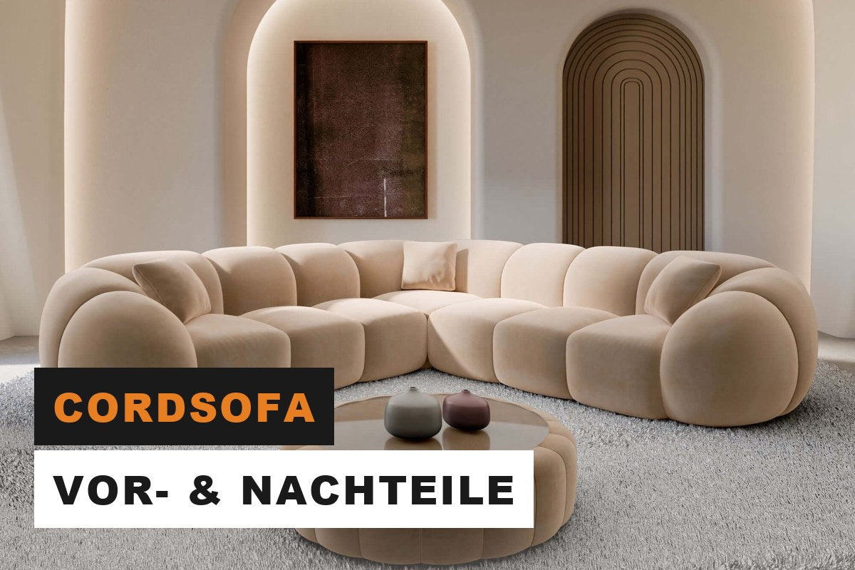 Beiges Sofa mit weicher, strukturierter Oberfläche in einem Wohnzimmer