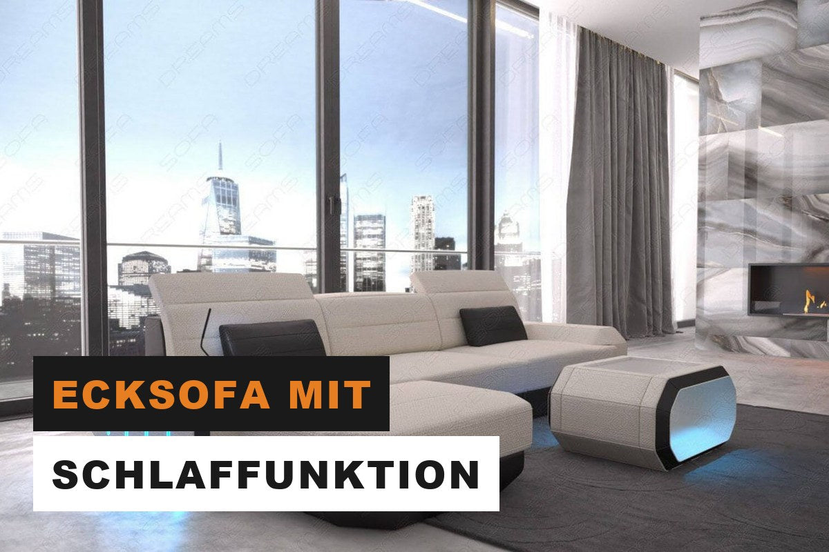 Beiges Stoff-Ecksofa in L-Form mit Beleuchtung in einem Wohnzimmer