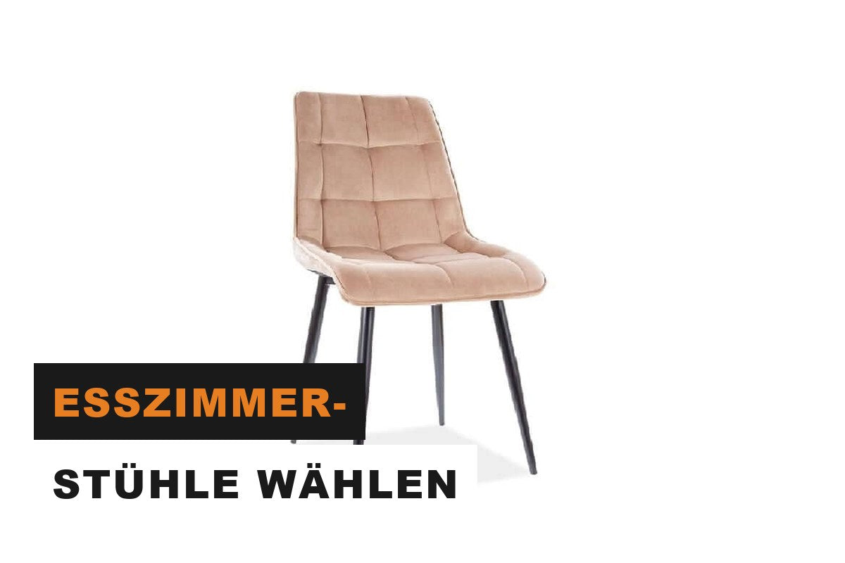Moderner gepolsterter Esszimmerstuhl in Beige an einem Esstisch