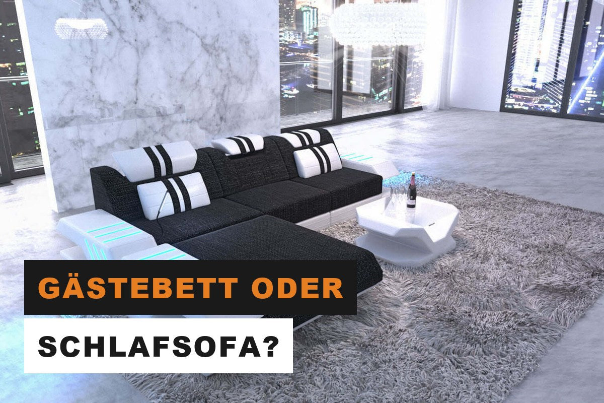 Dunkelgraues Stoffsofa in L-Form mit Beleuchtung in einem Wohnzimmer
