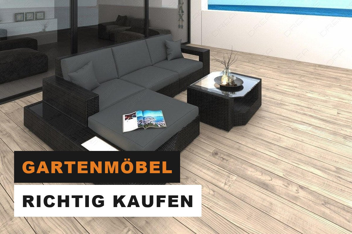 Graues Rattan-Gartensofa mit Auflagen auf einer sonnigen Terrasse