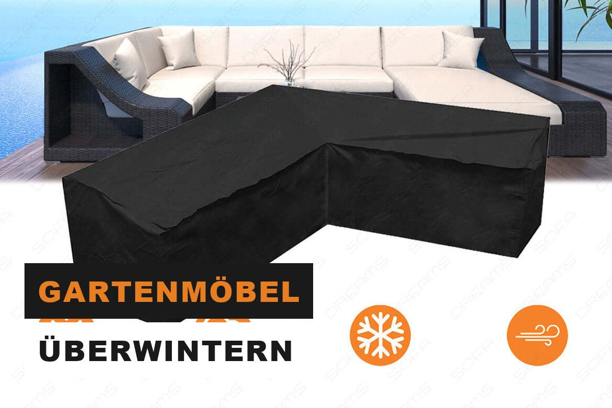 Rattan-Gartensofa mit Schutzabdeckung auf einer Terrasse im Herbst