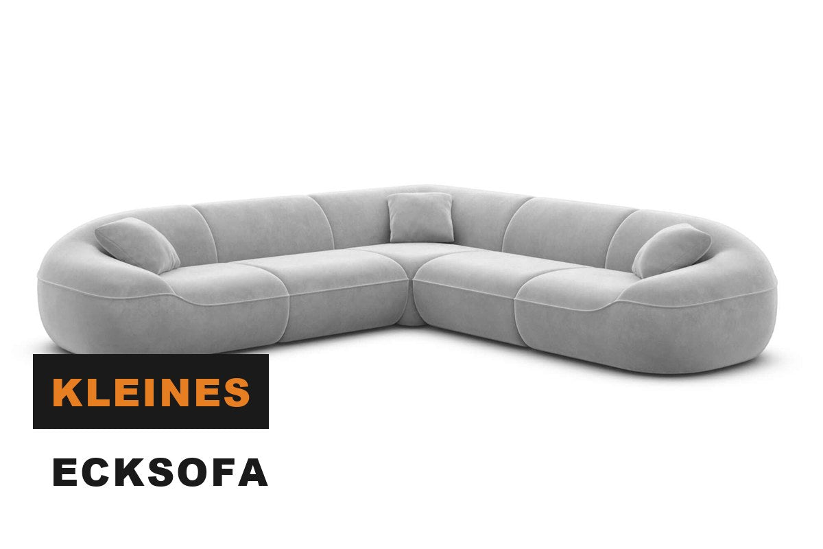 Kompaktes Ecksofa auf schlanken Füßen in einem kleinen Wohnzimmer