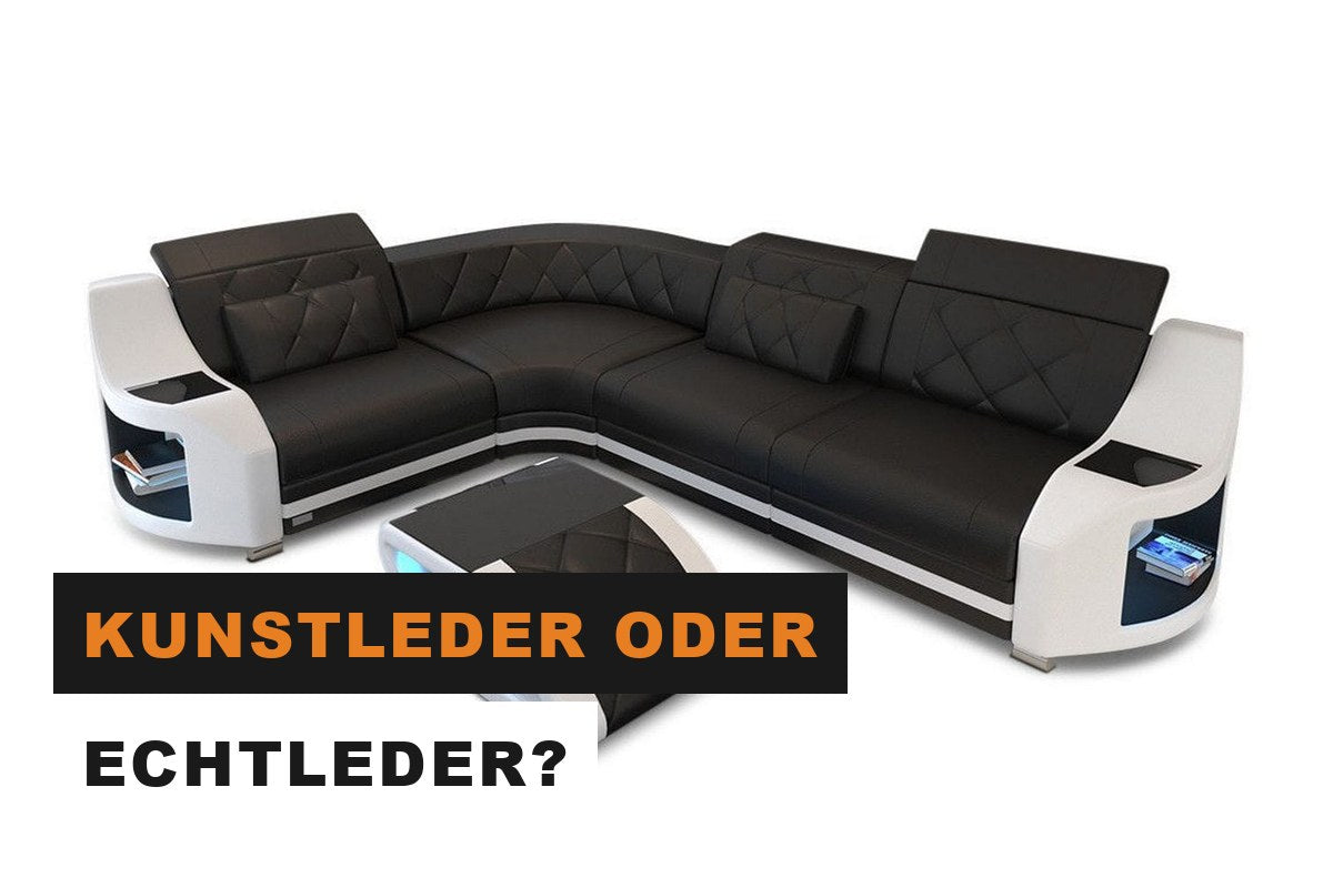 Schwarz-weißes Ledersofa in L-Form in einem modernen Wohnzimmer