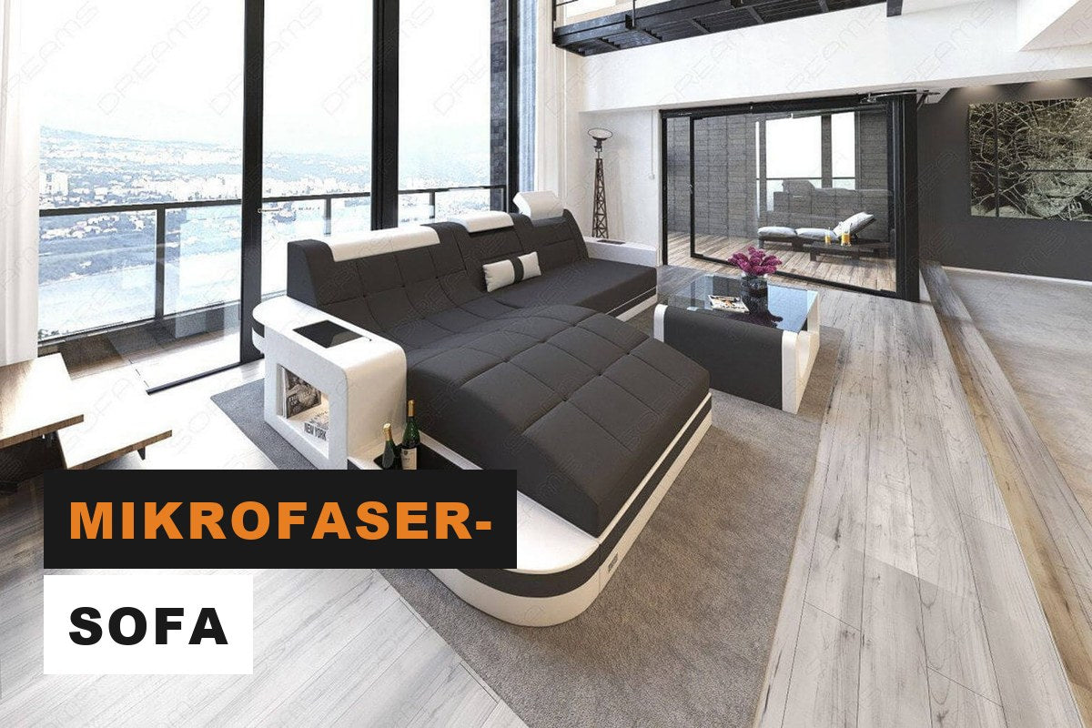 Weiß-graues Mikrofaser-Sofa in L-Form in einem hellen Wohnzimmer