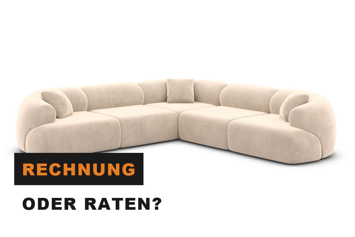 Wohnzimmer mit neuem Sofa und Unterlagen auf dem Couchtisch