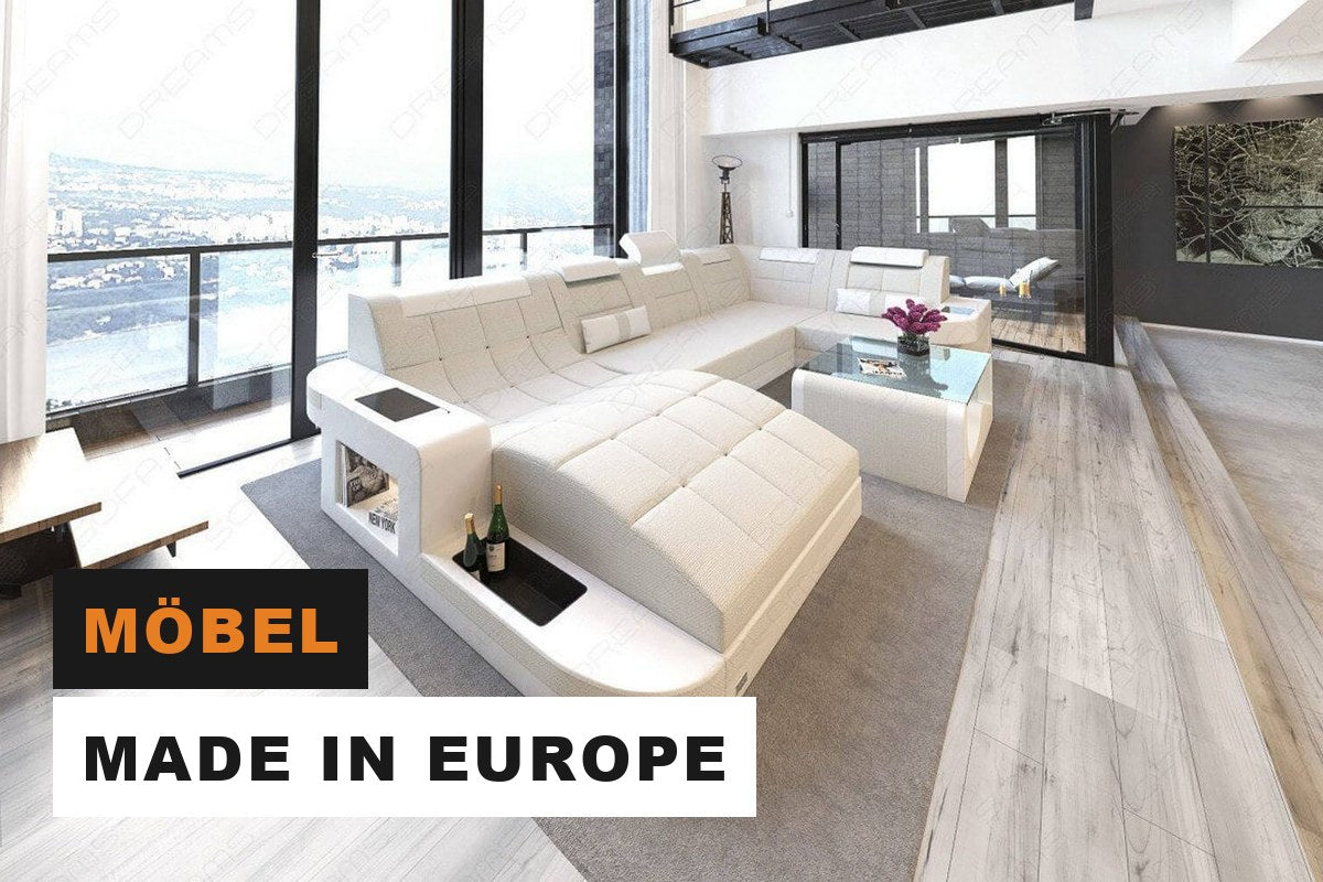 Beige Stoff-Wohnlandschaft in U-Form in einem hellen, modernen Wohnzimmer