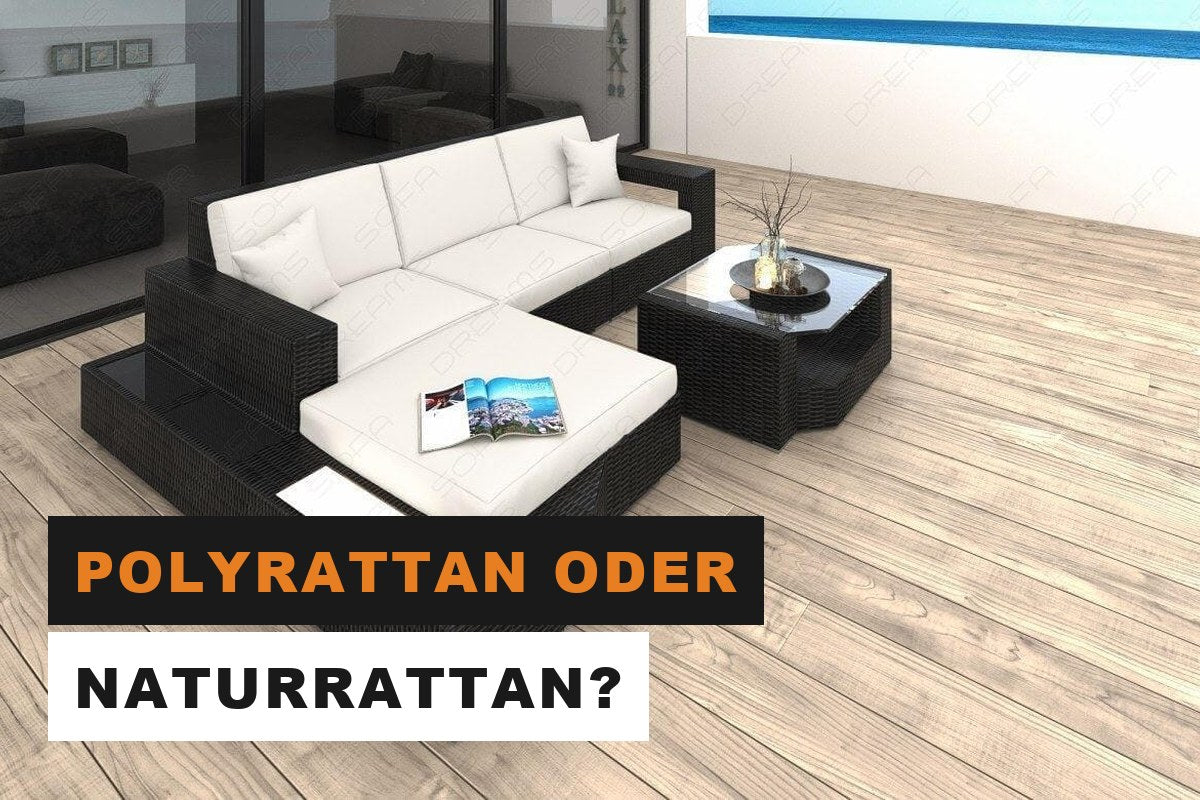 Cremefarbenes Polyrattan-Gartensofa mit Auflagen auf einer Terrasse
