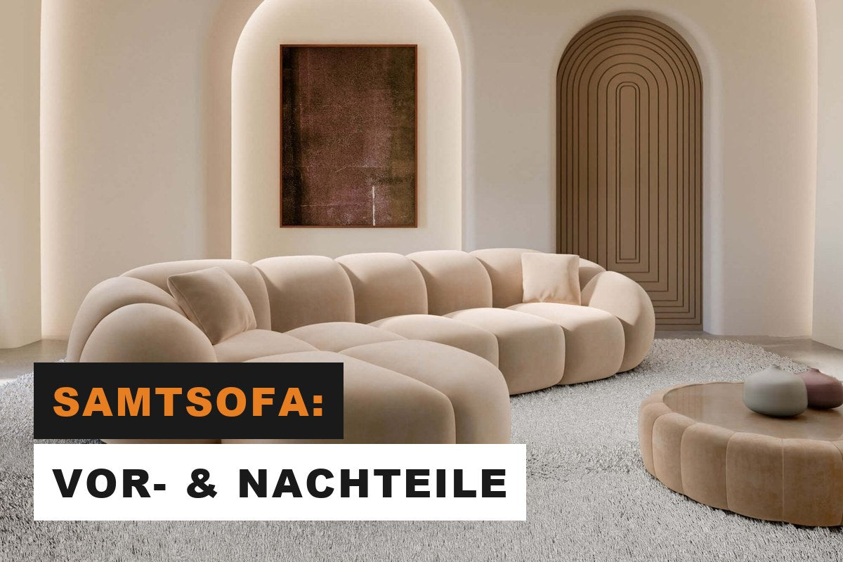 Beiges Samtsofa in L-Form mit changierendem Flor in einem eleganten Wohnzimmer