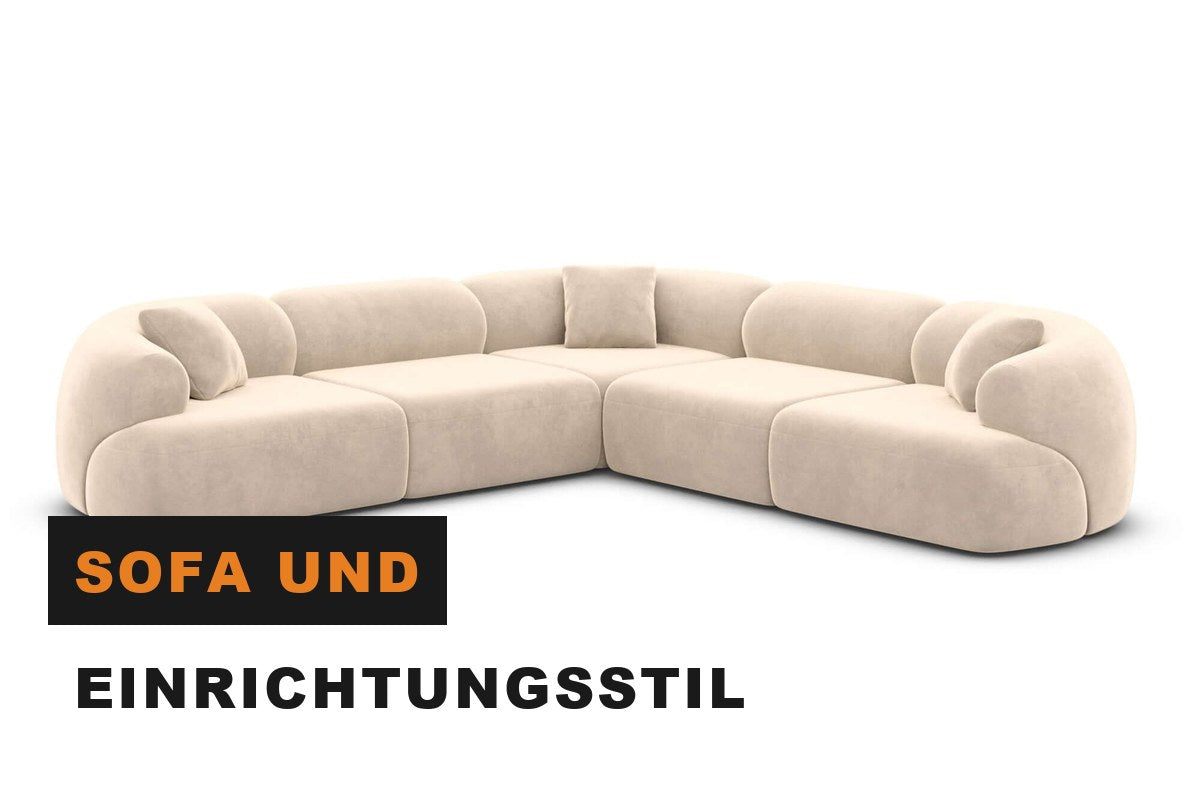 Sofa mit klarer Silhouette und sichtbaren Holzfüßen im Wohnraum