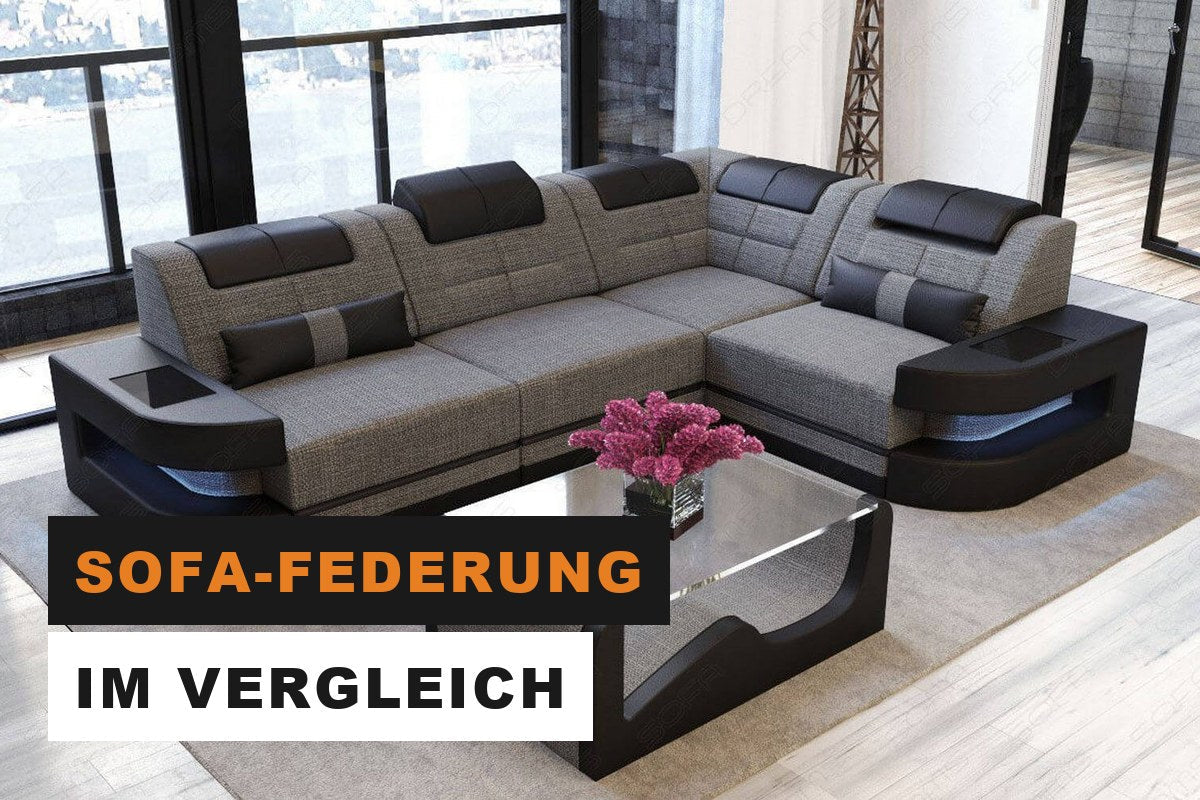 Graues Stoffsofa mit Strukturbezug in einem modernen Wohnzimmer