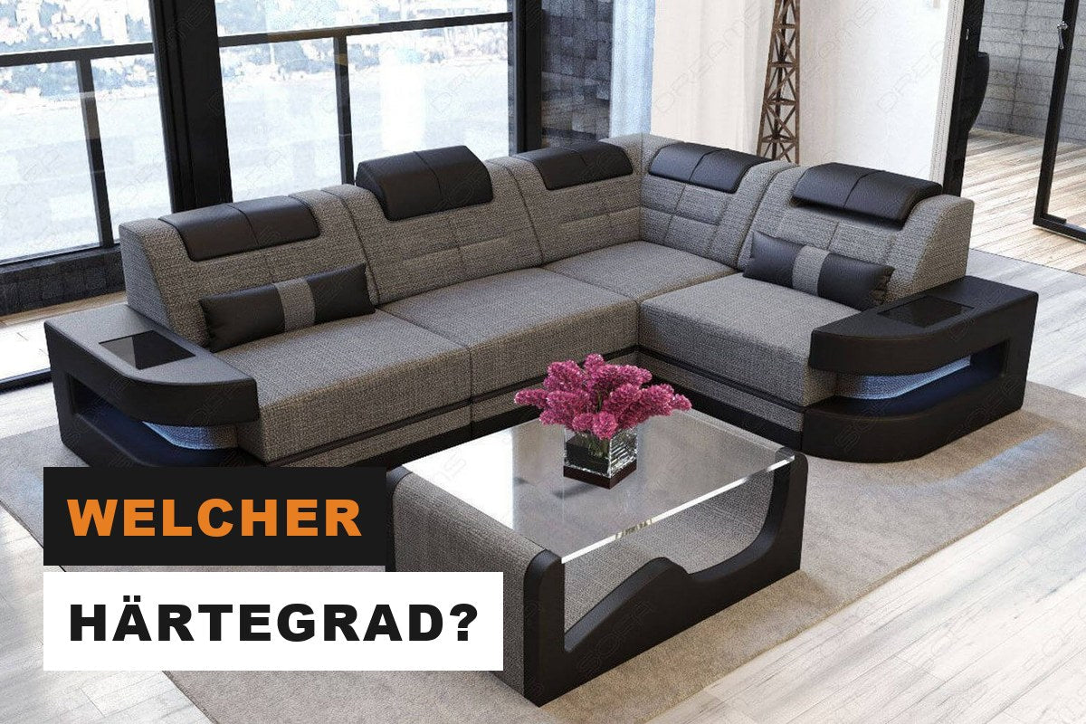 Graues Stoffsofa mit Strukturbezug in einem modernen Wohnzimmer