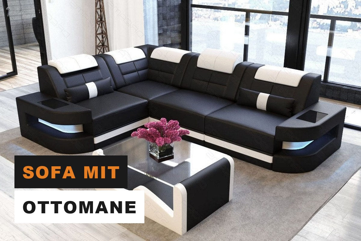 Schwarzes Ledersofa in L-Form mit breiter Ottomane in einem Wohnzimmer