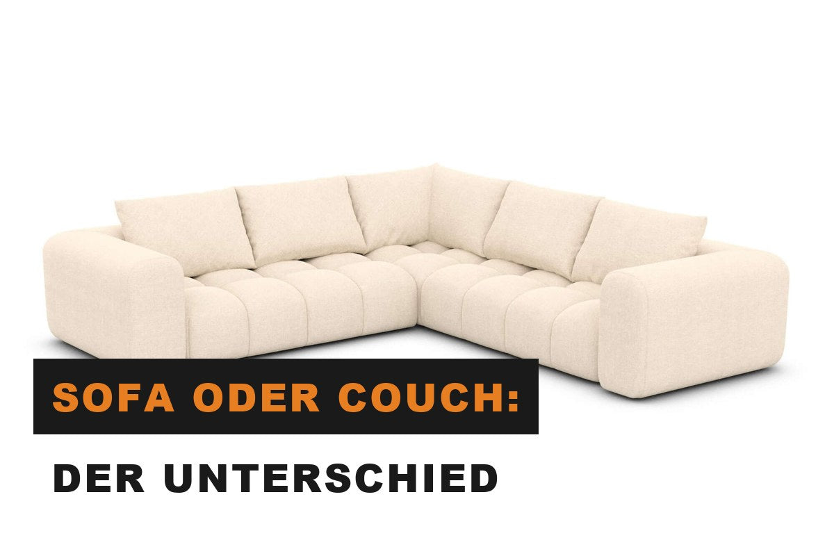 Modernes Sofa in hellem Stoff in einem freundlichen Wohnzimmer