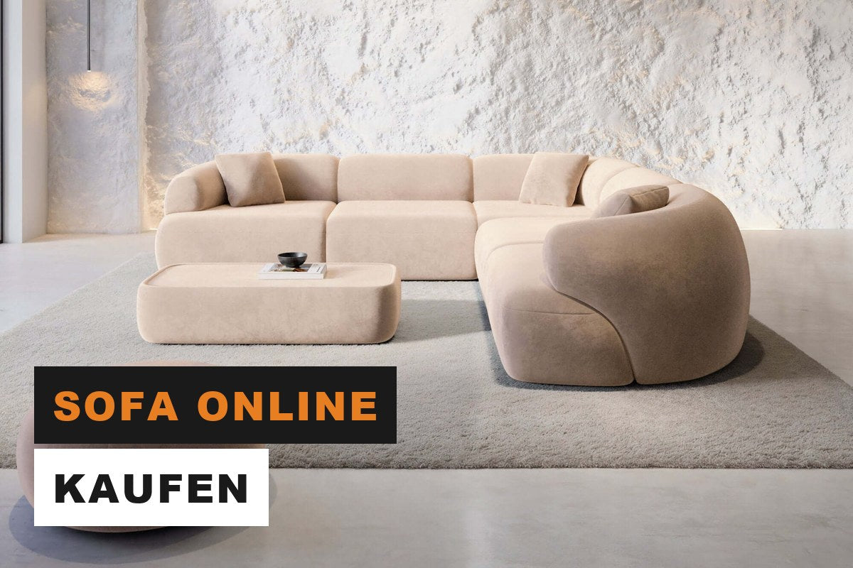 Helles Ecksofa in einem hellen Wohnraum mit Laptop auf dem Couchtisch