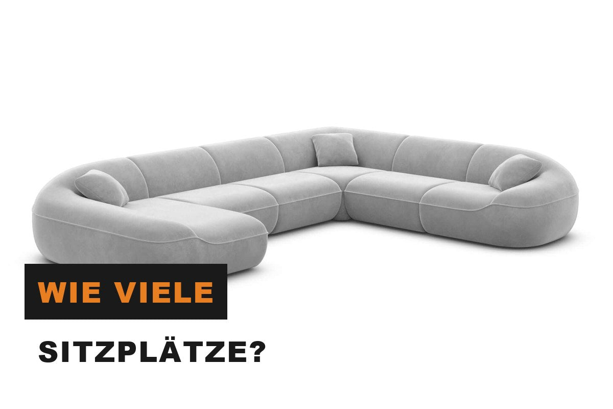 Großes Ecksofa mit mehreren Sitzplätzen in einem Familienwohnzimmer