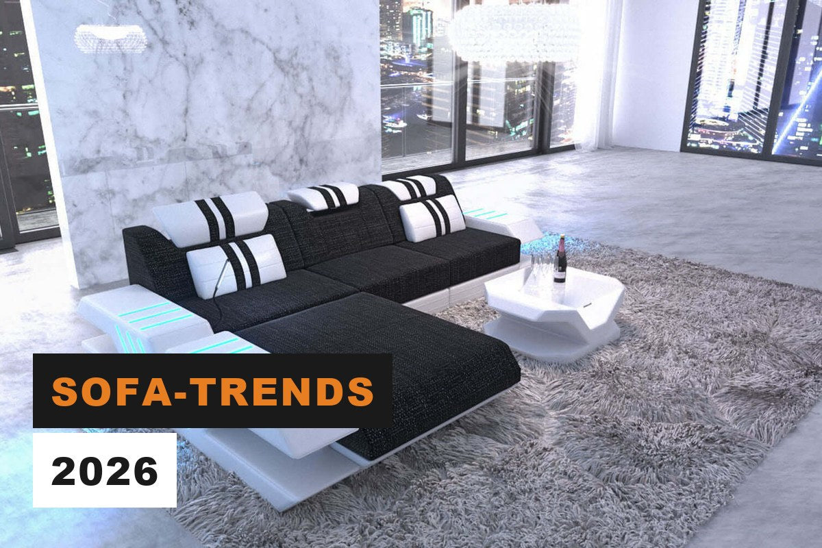 Modernes Stoffsofa in Dunkelgrau mit Beleuchtung in einem trendigen Wohnzimmer