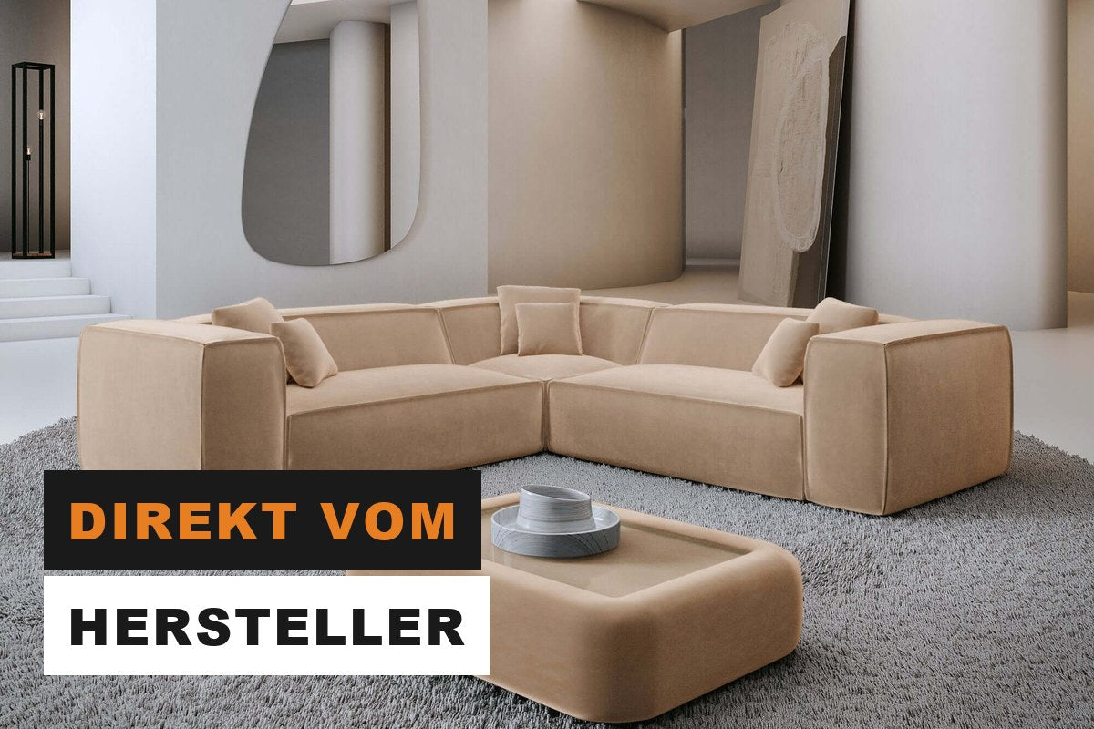 Sorgfältig gefertigtes Ecksofa in warmem Beigeton im Wohnraum