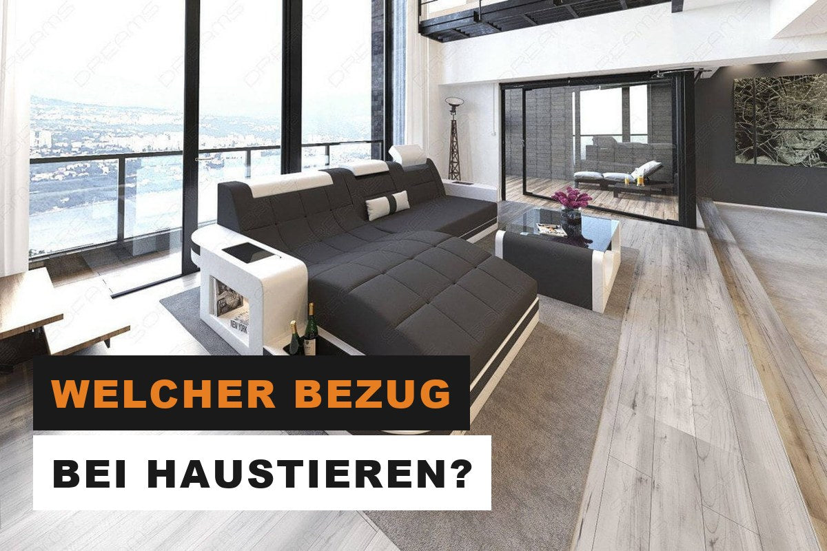 Robustes weiß-graues Stoffsofa in L-Form in einem hellen Wohnzimmer