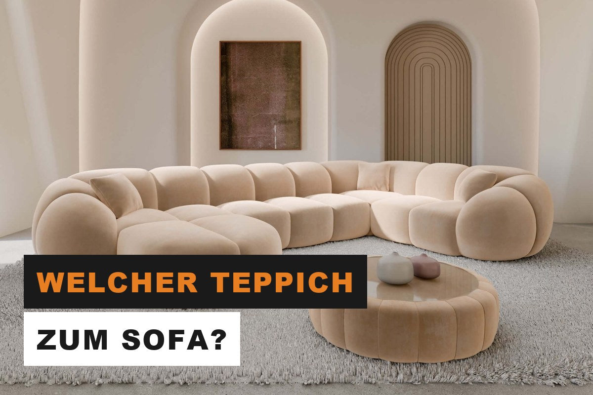 Beiges Sofa mit Teppich und Kissen in einem hellen, gemütlichen Wohnzimmer