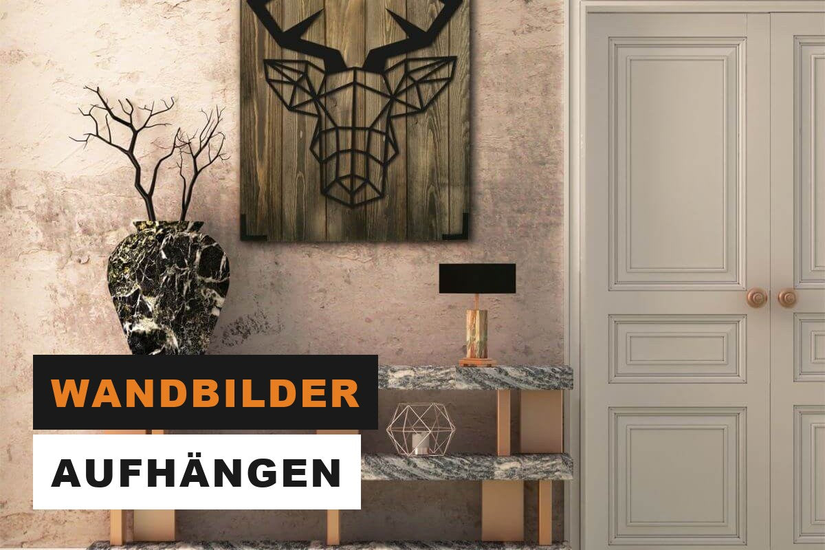 Modernes Wandbild aus Holz mit Hirsch-Motiv über einem Sideboard