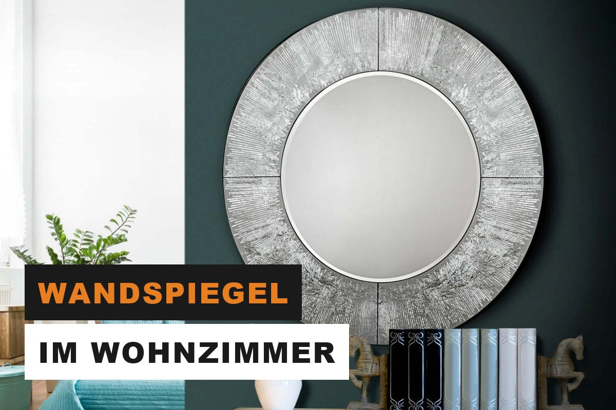 Runder Wandspiegel mit silbernem Rahmen über einem Sideboard im Wohnzimmer