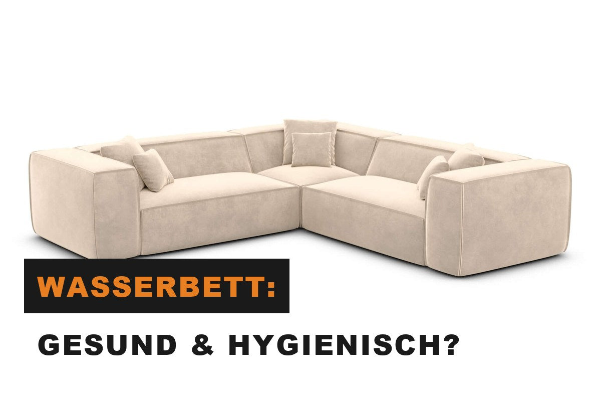 Frisch bezogenes Wasserbett in einem hellen Schlafzimmer