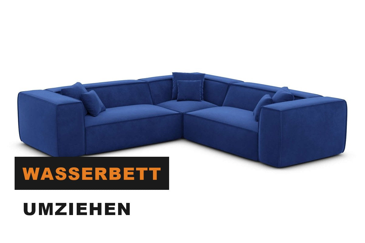 Wasserbett im Schlafzimmer mit ordentlich bezogenem Bett