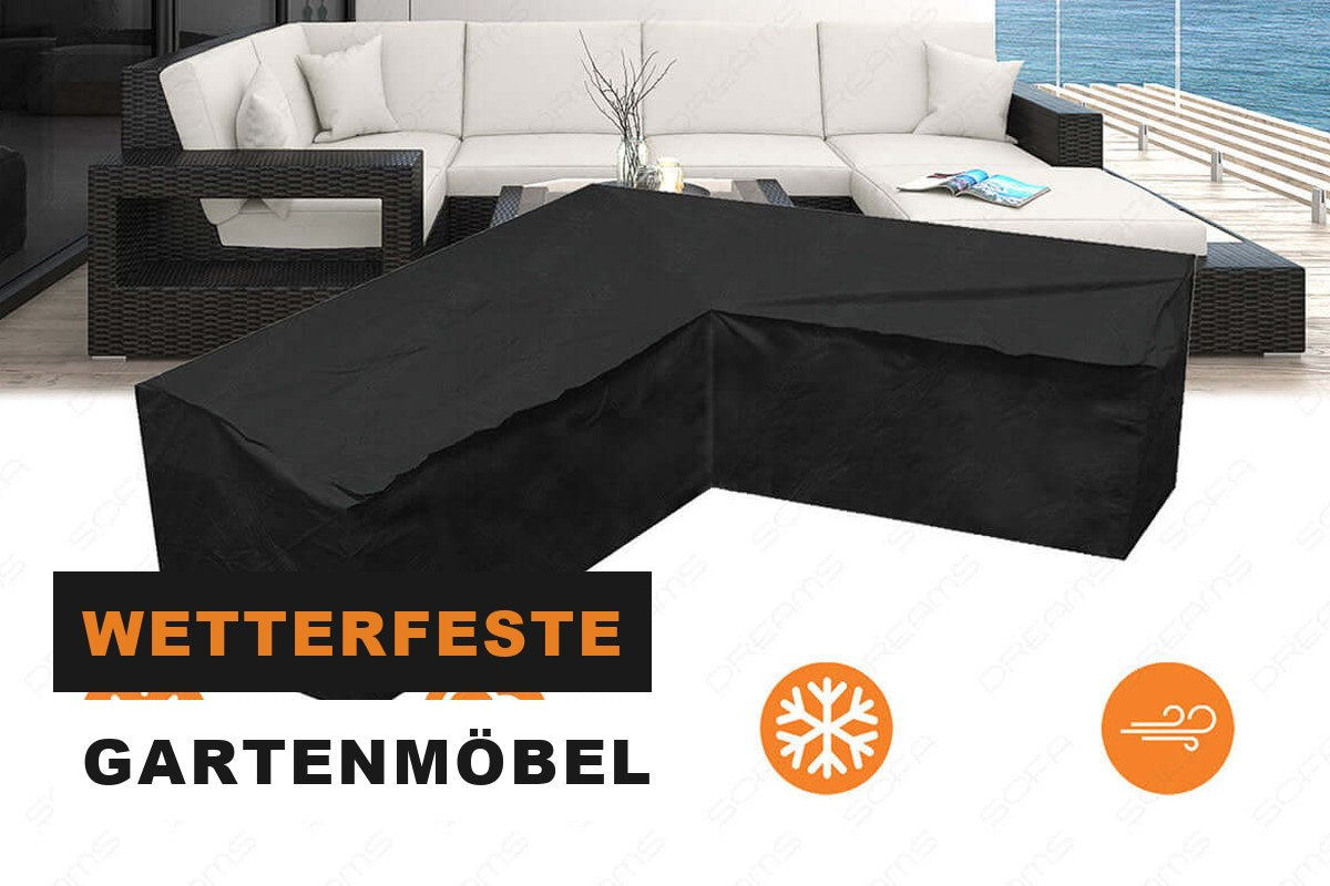 Cremefarbenes Polyrattan-Gartensofa mit Abdeckung auf einer Terrasse