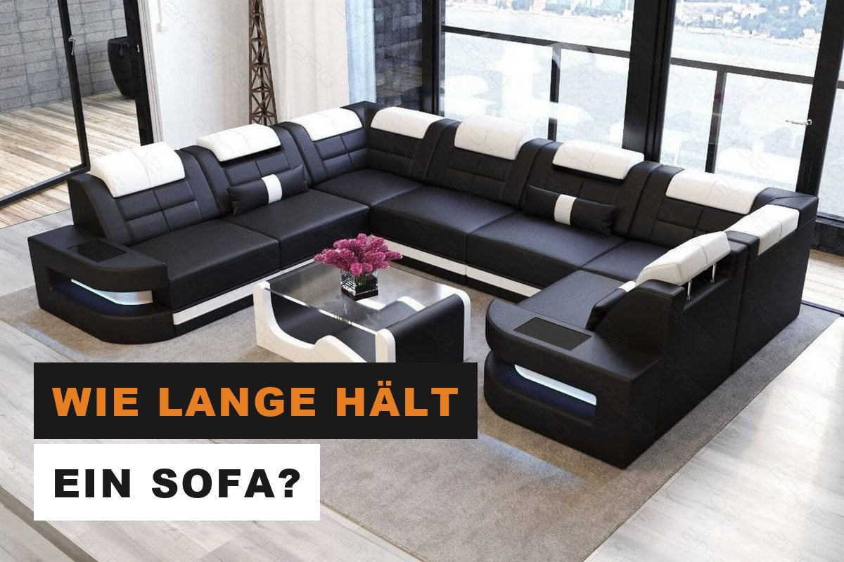 Hochwertiges Ledersofa in U-Form mit Beleuchtung in einem Wohnzimmer