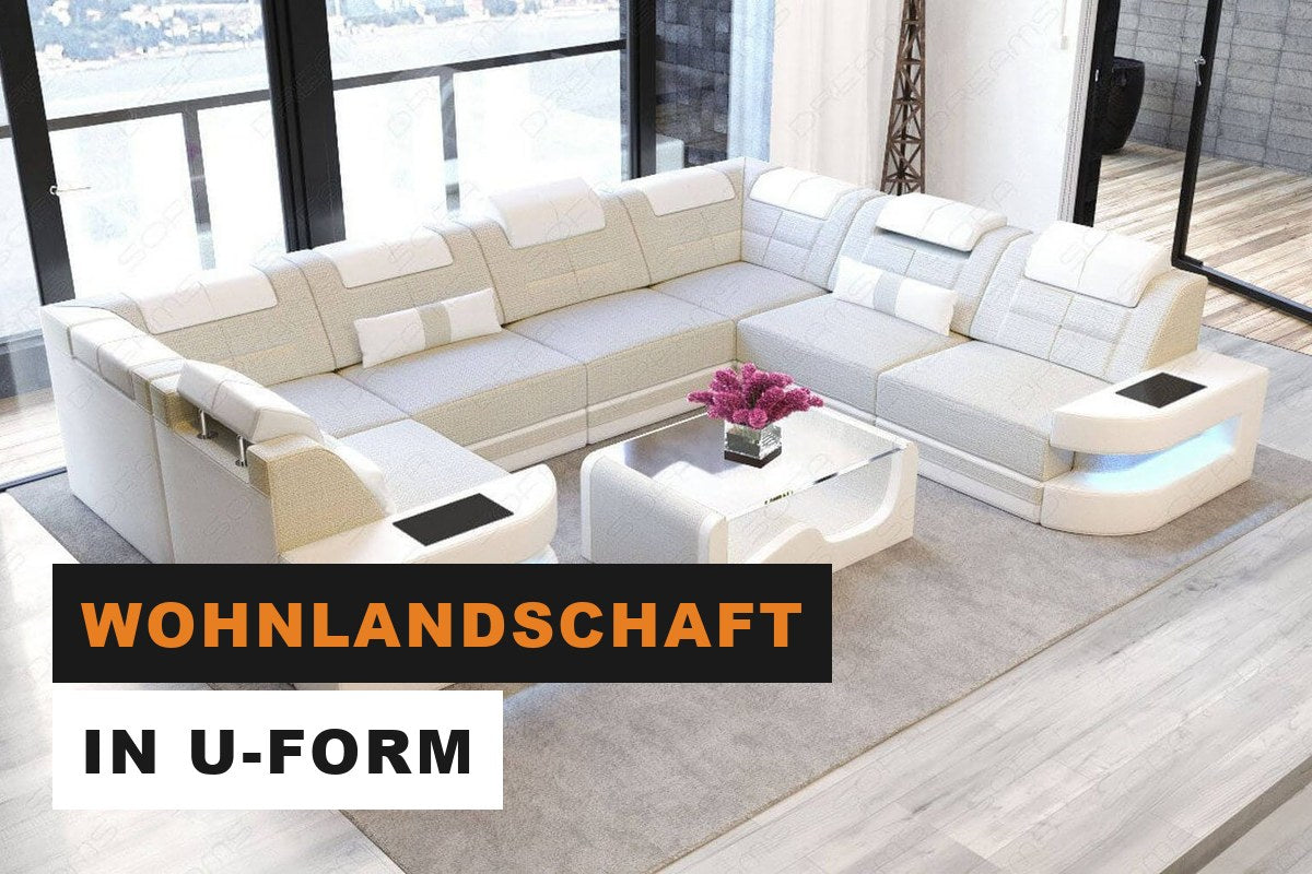 Weiße Stoff-Wohnlandschaft in U-Form in einem großen, hellen Wohnzimmer