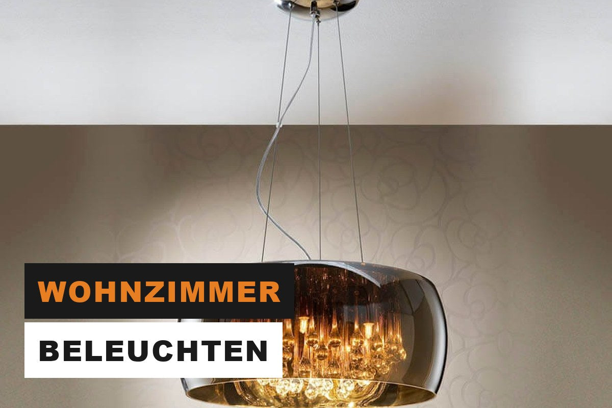 Moderne Hängeleuchte aus Glas über einem Wohnbereich am Abend