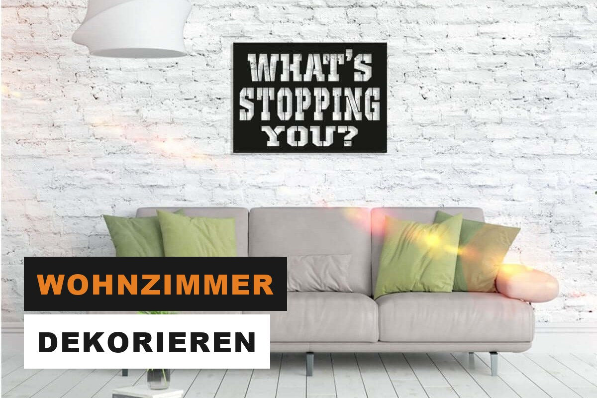 Dekoratives modernes Wandbild aus Metall über einem Sideboard im Wohnzimmer